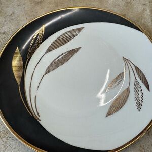 Elegant Black and Gold Leaf Plate